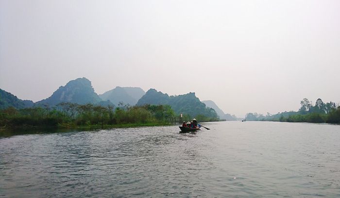 Núi non trùng điệp, sương mờ ảo, loáng thoáng những chiếc thuyền buổi sớm làm cho dòng suối trở nên thơ mộng.