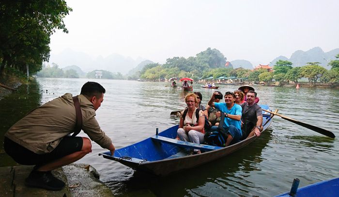 Những vị khách quốc tế đến suối Yến vào mùa Thu.