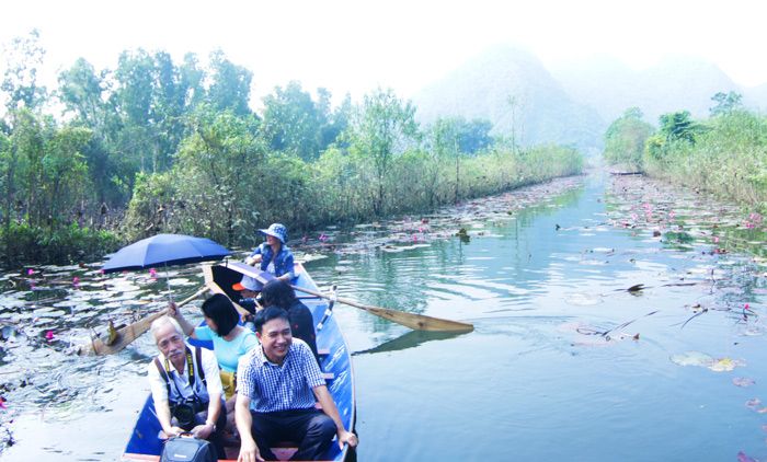Trong làn sương buổi sớm suối Yến thơ mộng và huyền ảo.