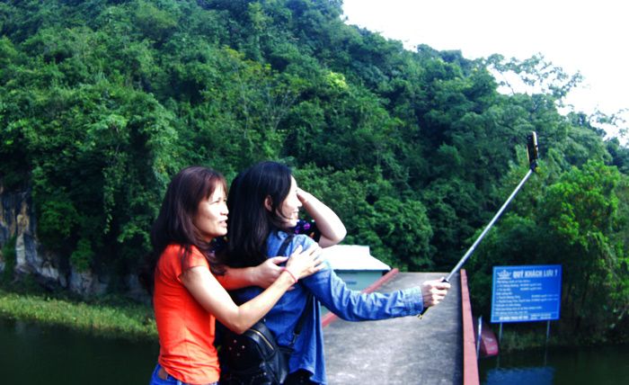 Du khách chụp ảnh cùng suối Yến.