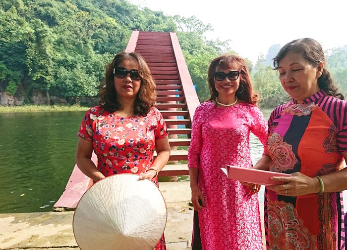Các chị Thái Thị Mai Phương và Lê Bạch Tuyết cùng bạn đi suối Yến.
