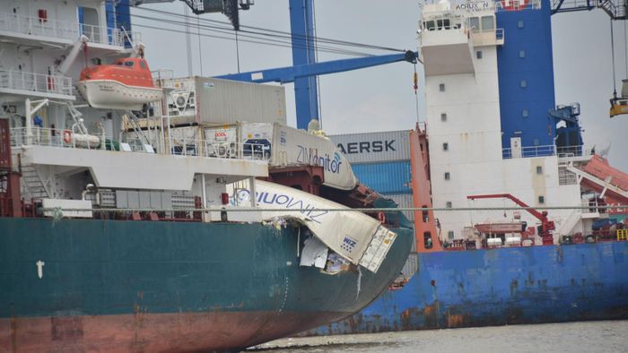 Một container trên tàu TRF KAYA Monrovia IMO 9330549 bị đâm thủng