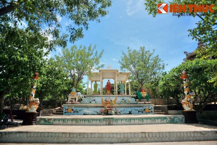 Tất cả các công trình của chùa Cổ Thạch được sơn những màu sắc rực rỡ, vui tươi.