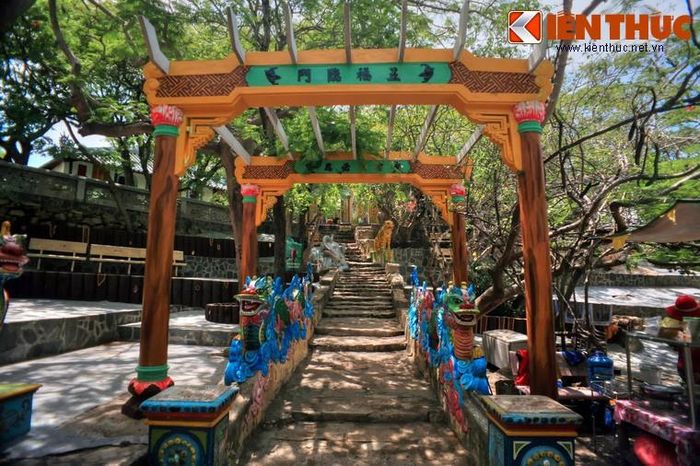 Lối lên chùa dốc thoai thoải, quanh co theo triền đồi, được che phủ bởi bóng cây xanh mát.
