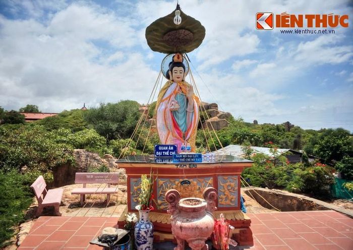 Trên mỏm núi đá nhỏ sát bờ biển có tượng Quán Thế Âm Bồ Tát.