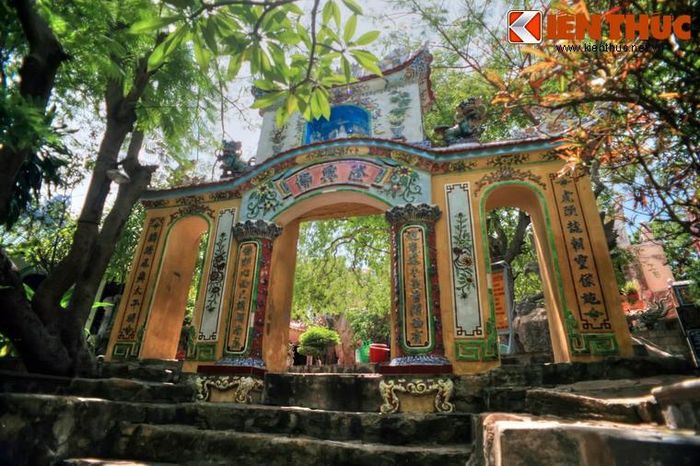 Tọa lạc ở cạnh vùng biển Cổ Thạch, thuộc xã Bình Thạnh, huyện Tuy Phong, tỉnh Bình Thuận, chùa Cổ Thạch (còn gọi chùa Đá Cổ, hay chùa Hang Bình Thuận) là một điểm hành hương và tham quan nổi tiếng của khu vực Nam Trung Bộ.