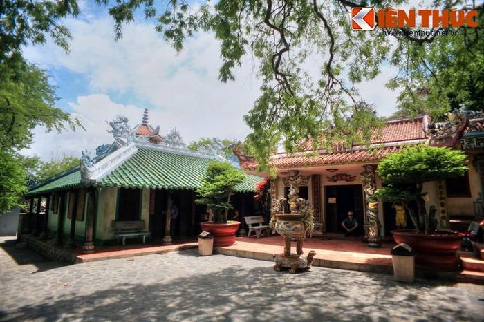 Quần thể kiến trúc của chùa gồm nhiều am, điện, cốc liên hoàn với nhau trên khu đồi đá tự nhiên rộng hơn 4 ha.