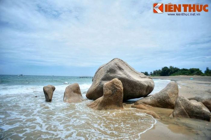 Bãi biển Cổ Thạch ở cạnh chùa còn khá hoang sơ, có nhiều bãi đá hình thù lạ mắt.