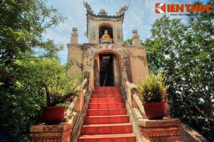 Gác chuông chùa Cổ Thạch.