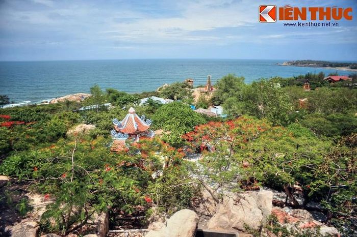 Tại đây có một đỉnh núi gọi là đỉnh Linh Thứu, dựa theo tên gọi một đỉnh núi thiêng trong điển tích Phật giáo.
