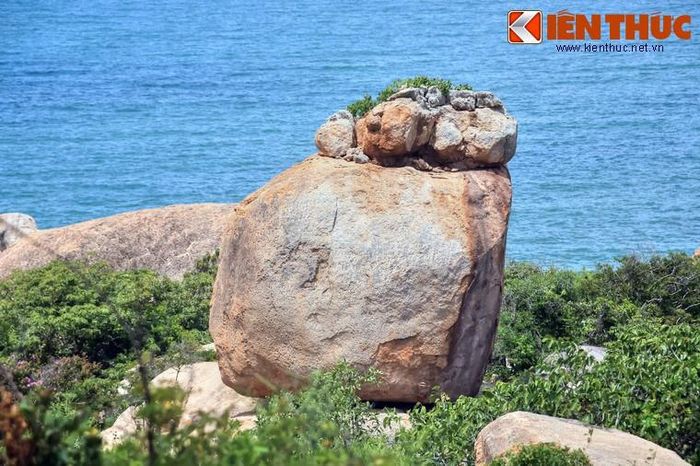 Từ đỉnh Linh Thứu có thể quan sát cảnh quan thiên nhiên ngoạn mục của vùng biển Cổ Thạch.