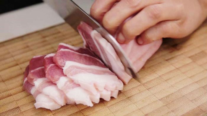 Thịt thái mỏng, ướp với gia vị (Ảnh minh họa)