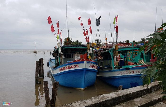 Tàu đánh cá đã vào cửa biển Khánh Hội của huyện U Minh (Cà Mau) tránh bão dù nơi đây thời tiết đang tốt. Ảnh: Việt Tường. 