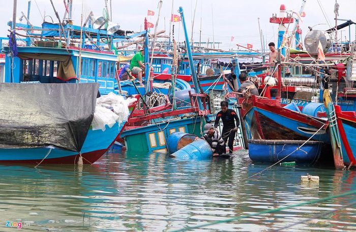 Một tàu cá của ngư dân tại cảng Hòn Rớ bị chìm do ảnh hưởng của bão số 12. Ảnh: Minh Quý.
