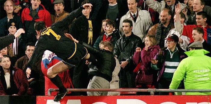 Pha tung cước nổi tiếng của Cantona