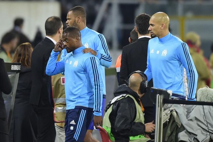 Evra được các đồng đội "áp tải" rời khỏi sân đấu