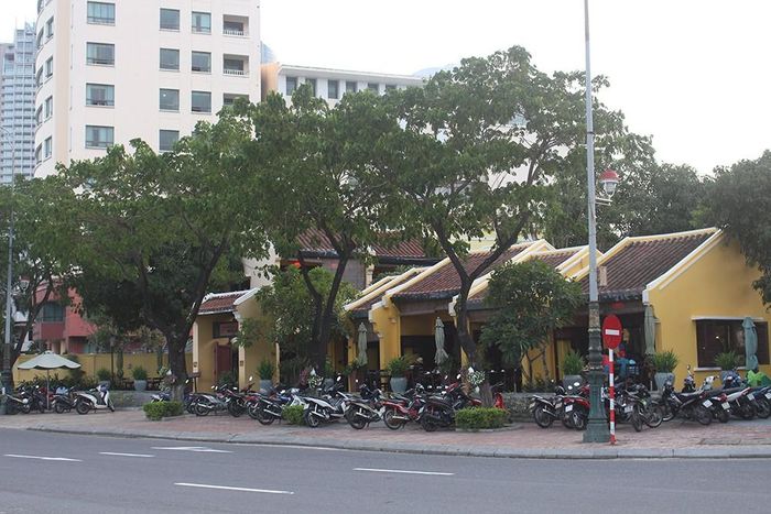  Nhà hàng Madam Lân phục vụ ăn uống, nằm ngay tuyến đường Bạch Đằng với không gian rộng rãi được giới thiệu để các đại biểu tham dự APEC ghé đến.
