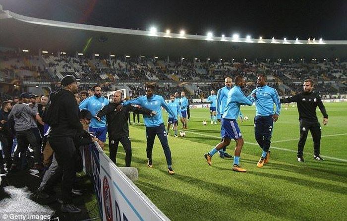 Evra nổi giận khi một CĐV của Marseille chạy xuống sân chửi bới.