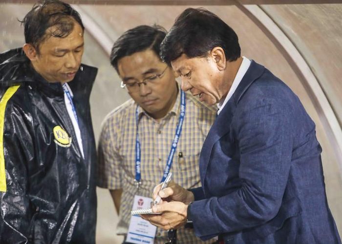 Thầy Chung đang bày kế cho HLV Dương Minh Ninh