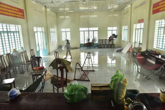Nhà văn hóa thôn Thành Phát bị dột nên người dân phải di tản đi nơi khác. Ảnh: Việt Hùng.