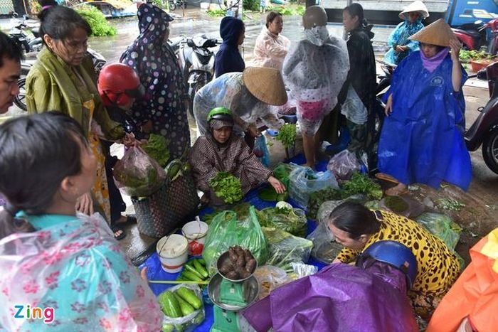 Người dân Nha Trang mua bán thực phẩm sau bão. Ảnh: Việt Hùng.