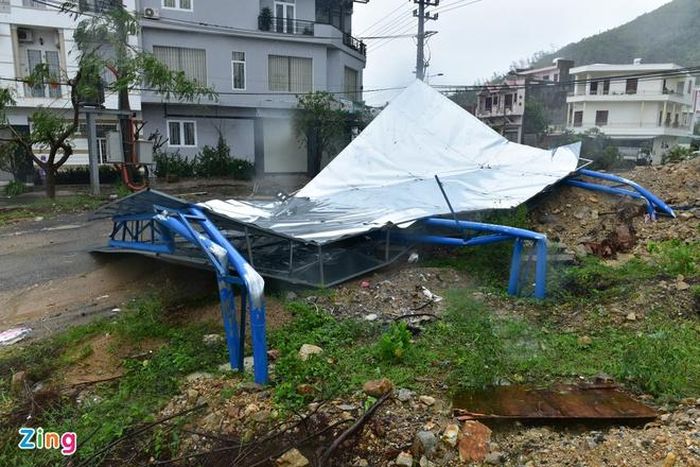 Biển quảng cáo ở Khánh Hòa bị bão hạ gục. Ảnh: Việt Hùng.