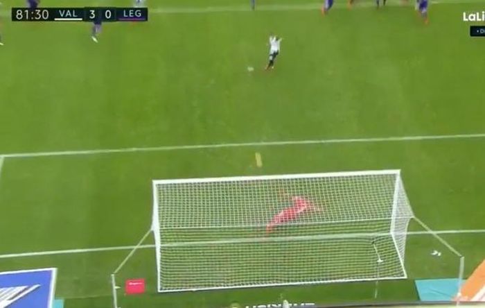 Đích thân Santi Mina thực hiện thành công, khép lại trận đấu với chiến thắng 3-0 cho Valencia.
