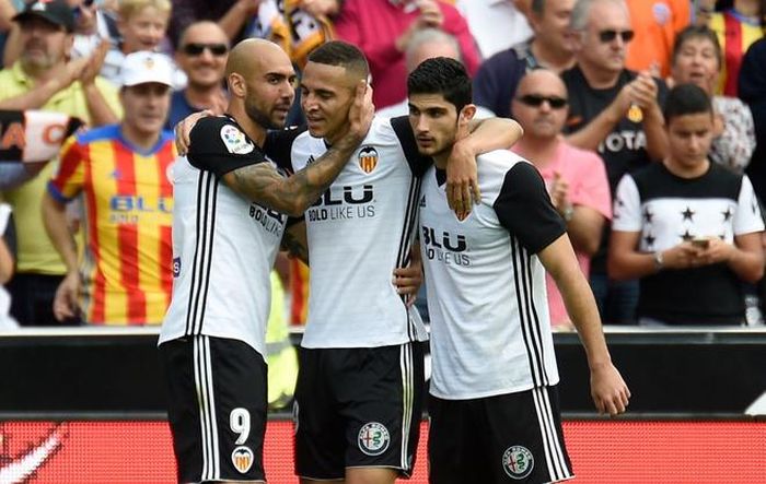 Thắng trận thứ tám liên tiếp (trận thứ bảy ở La Liga), Valencia tạm bỏ xa Real 7 điểm, đồng thời thu hẹp cách biệt với đội đầu bảng Barca xuống còn 1 điểm. Hàng công Valencia đạt phong độ thăng hoa với 30 bàn thắng chỉ sau 11 trận, tạm vượt qua Barca để chiếm vị trí hàng tấn công tốt nhất. Chân sút ghi nhiều bàn nhất cho Valencia là Simone Zaza (9 bàn), sau đó đến Rodrigo (7 bàn).