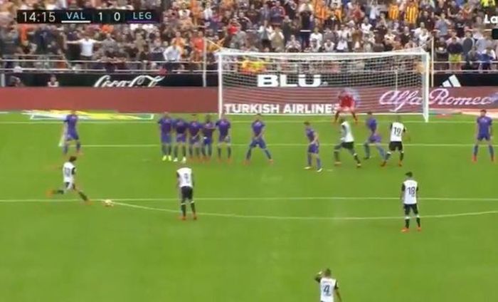 Bàn thắng đầu tiên của đội chủ nhà Valencia được ghi ở phút 14. Sát vùng cấm địa, Dani Parejo đá phạt chìm, bóng đập trúng chân hàng rào khiến thủ môn Cuellar của Leganes bó tay.