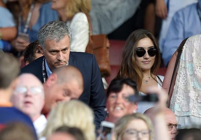 Hình ảnh nhà cầm quân người Bồ Đào Nha cùng con gái Matilde có mặt trên khán đài sân Old Trafford dự sự kiện "Soccer Aid" năm 2016.