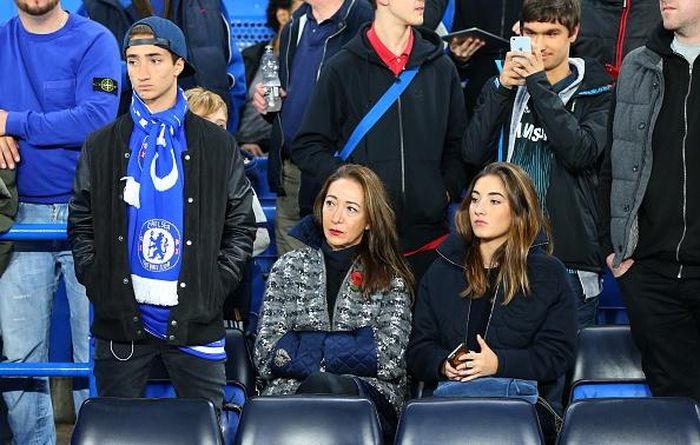 Trong quá khứ, các thành viên trong gia đình thường có mặt trên khán đài sân Stamford Bridge theo dõi Chelsea thi đấu. Hiện HLV Jose Mourinho không còn dẫn dắt "The Blues". Sau khi chia tay đội chủ sân Stamford Bridge cuối năm 2015, ông được chỉ định làm huấn luyện viên trưởng MU hè 2016. Ngày 5/11, HLV Mourinho có dịp trở lại Stamford Bridge khi dẫn dắt MU đối đầu đội bóng cũ "The Blues". Mùa trước, MU của ông thua 0-4 trên sân Chelsea.