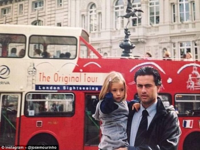 Trong ngày sinh nhật của con gái, huấn luyện viên Jose Mourinho còn đăng bức ảnh khi mới đến London dẫn dắt câu lạc bộ Chelsea năm 2004.