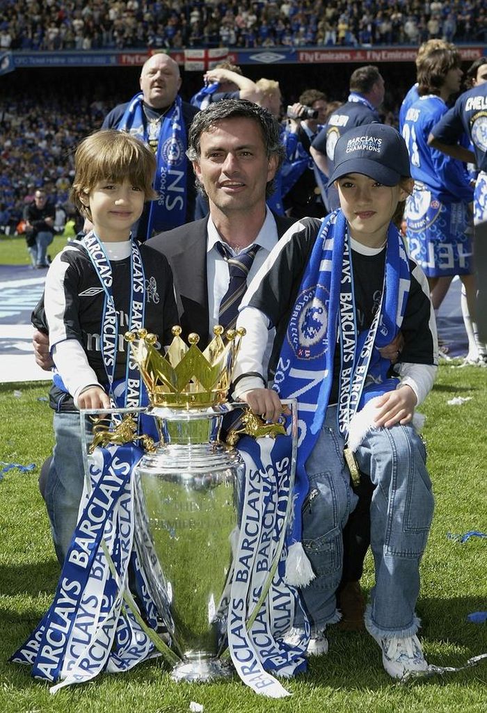 Con trai Zuca (trái) và con gái Matilde (phải) chụp ảnh cùng HLV Mourinho ở sân Stamford Bridge mừng Chelsea vô địch Premier League mùa giải 2004/05.