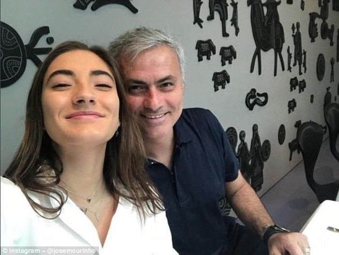 Huấn luyện viên Jose Mourinho đăng bức ảnh bên con gái Matilde lên trang cá nhân cùng lời chia sẻ: "Chúc mừng sinh nhật con gái yêu. 21 năm làm bố và mẹ luôn hạnh phúc".