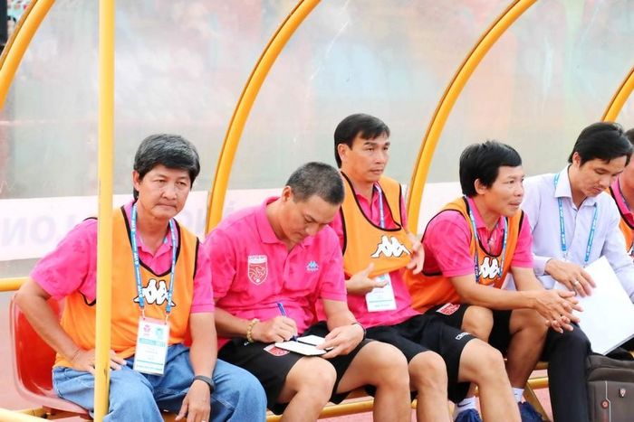 GĐKT Huỳnh Ngọc San, HLV Ngô Quang Sang (bìa trái) cùng chủ tịch CLB Võ Thành Nhiệm, hậu vệ Quang Thanh, thủ môn Minh Nhựt bị kỷ luật nặng từ VFF