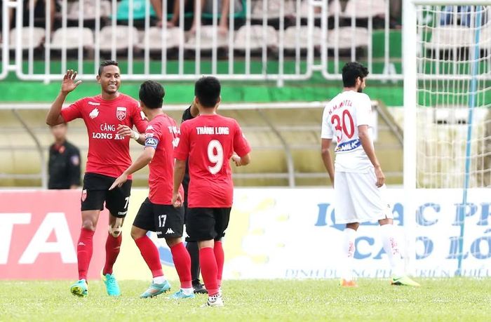 Cầu thủ Long An vui mừng sau chiến thắng 2-1 trên sân Pleiku