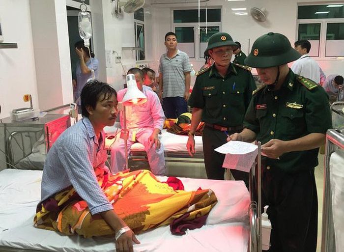 Bộ đội biên phòng tỉnh Bình Định hỏi thăm sức khỏe các thuyền viên
