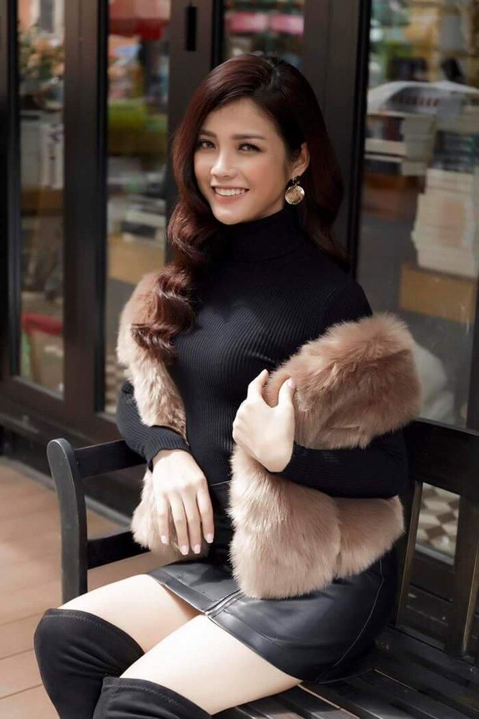 Tuy nhiên sau đó, mỹ nhân quê Tuyên Quang lại có sự thay đổi vượt bậc trong tư duy thẩm mỹ. Cô ưa chuộng những gam màu trầm, thể hiện cá tính người mặc. Đơn cử như outfit gồm chân váy da, layer cùng áo cổ lọ đen, khăn lông cùng boots cao cổ.
