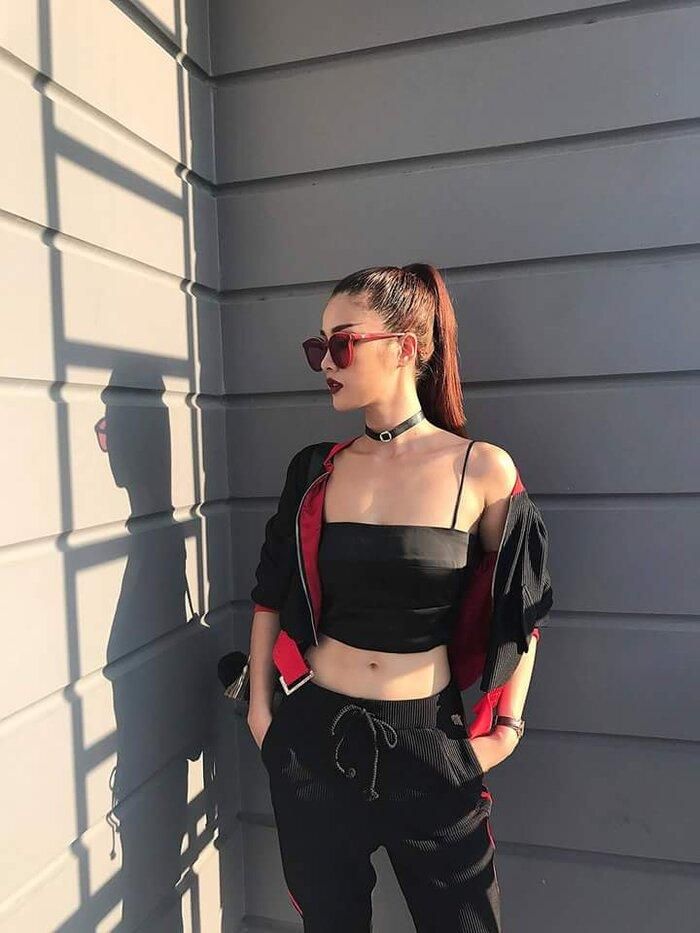 Outfit đời thường của mỹ nhân Hoa hậu Hoàn vũ 2017 cũng có sự thay đổi, cá tính và nổi bật hơn. Trong ảnh, cô diện crop-top cùng áo khoác đen, jogger theo phong cách thể thao. Tông màu đen, đỏ, kính đen, kiểu tóc cột đuôi ngựa gọn gàng đem đến ánh nhìn nổi loạn.