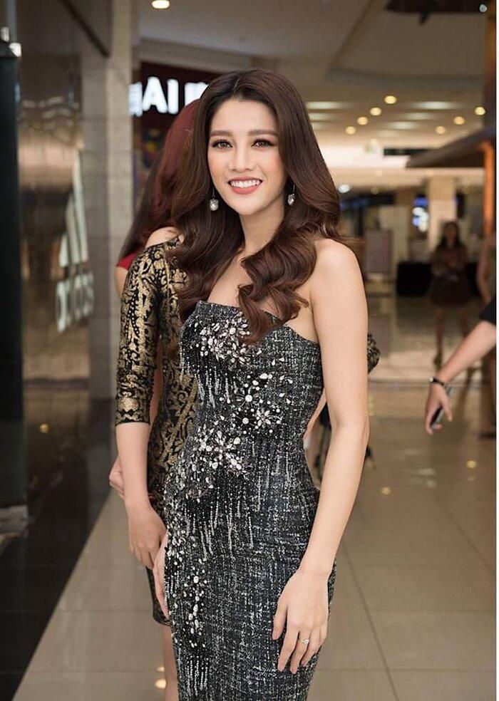 Tham dự những sự kiện quan trọng, học trò cưng của Lan Khuê đã biết cách lựa chọn trang phục phù hợp. Người đẹp chuộng những thiết kế váy ôm, đường nét tối giản nhưng đủ đáp ứng tiêu chí thanh lịch. Kiểu tóc và make-up phù hợp.