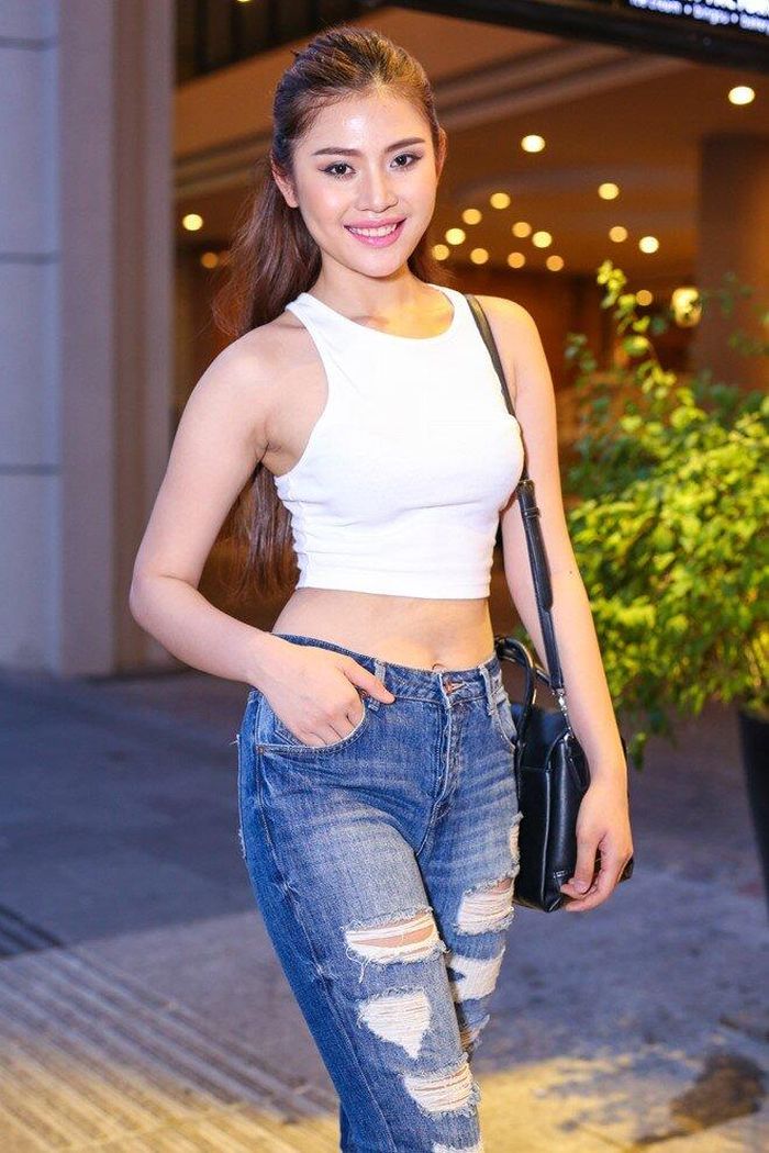 Nhưng từ khi đến với đường đua Hoa hậu Hoàn vũ Việt Nam năm nay, “bóng hồng” đã có sự thay đổi vượt bậc về nhan sắc, vóc dáng. Cô tích cực giảm cân để có được sắc vóc thon gọn. Phong cách ăn mặc, trang điểm cũng dần được hoàn thiện.