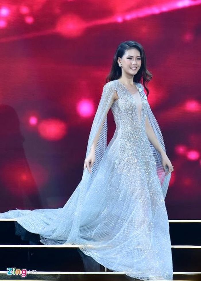 Bên cạnh đầm bó sát, váy sặc sỡ, những trang phục dạ hội với phong cách dáng cape cũng là sự lựa chọn lý tưởng giúp thí sinh có được khoảnh khắc "tung bay" trên sân khấu.