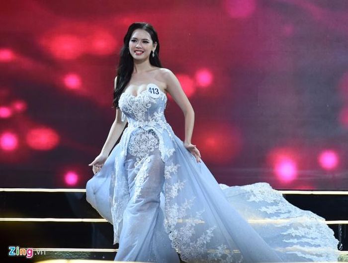 Bùi Thanh Hằng gợi cảm trong đầm cúp ngực. Điểm trừ của bộ váy là độ rườm rà và có vẻ rộng so với người mặc.