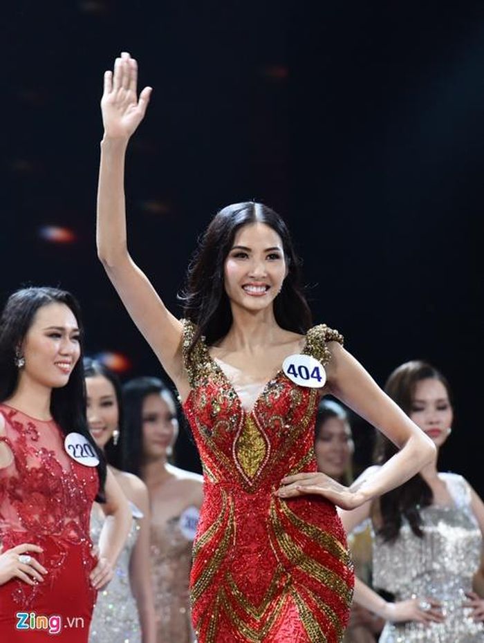 Hoàng Thùy tự tin trong phần trình diễn nhờ kinh nghiệm trên sàn catwalk.
