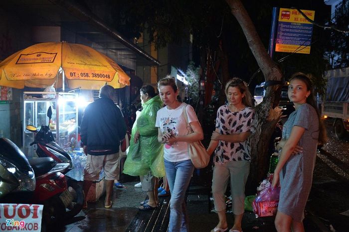 Theo tìm hiểu, giá cả tại Nha Trang dịp mưa bão bán không đắt hơn ngày thường. Các tiểu thương làm ăn khá uy tín. Không có sự ép giá hay chèo kéo khách như ở nơi khác.