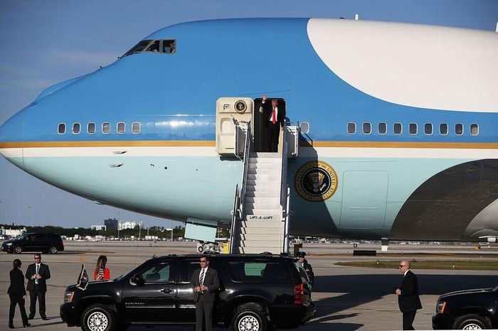 Các nhân viên mật vụ và dàn xe đặc chủng chờ Tổng thống Trump bước xuống từ chuyên cơ Air Force One. Ảnh: AFP.