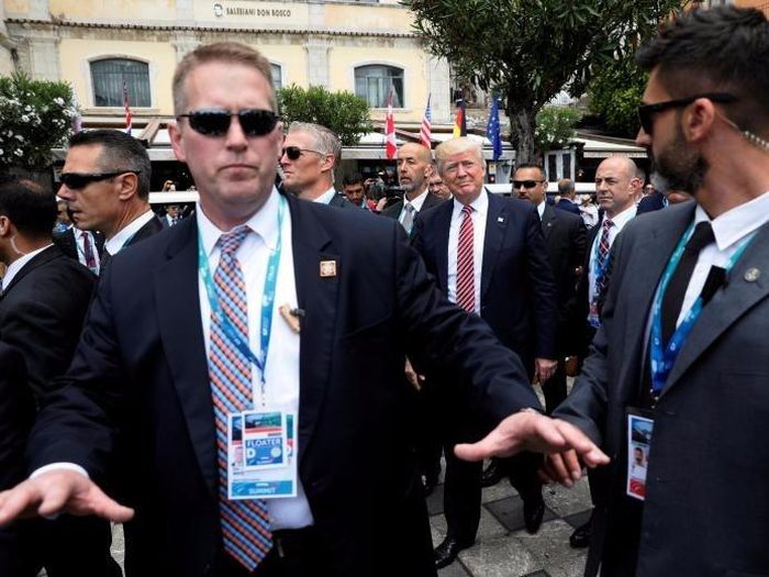 Mật vụ Mỹ vây kín Tổng thống Trump trong một sự kiện ngoài trời tại Hội nghị thượng đỉnh G7 tại Taormina, Sicily, Italy. Ảnh: Reuters.