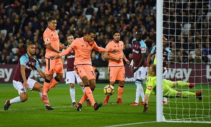 Chỉ 3 phút sau, cách biệt đã được nhân đôi cho Liverpool sau cú dứt điểm cận thành của Joel Matip. Joe Hart chỉ có thể cứu thua cho West Ham sau tình huống bóng chạm người Mark Noble và hoàn toàn không thể làm gì hơn trong pha đá bồi ở cự ly gần này.
