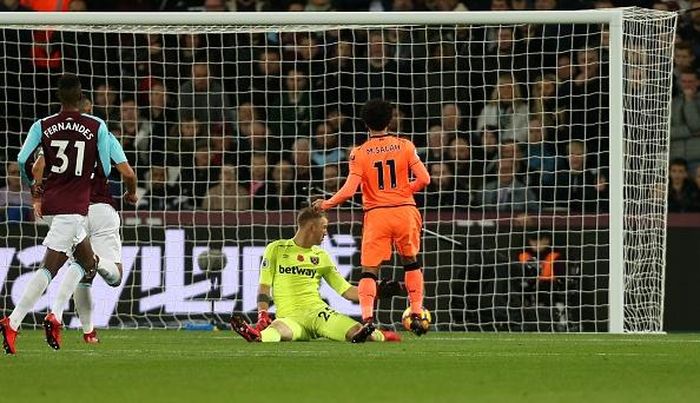 Đang có thế trận lấn lướt so với đối thủ, West Ham bất ngờ để mất bóng sau một pha phạt góc. Một mình Aaron Cresswell là không đủ để chống đỡ bộ đôi Sadio Mane, Mohamed Salah lao lên như một mũi tên. Nhận đường căng ngang của đồng đội, Salah dứt điểm bình tĩnh hạ gục Joe Hart mở tỷ số trận đấu ở phút 21.
