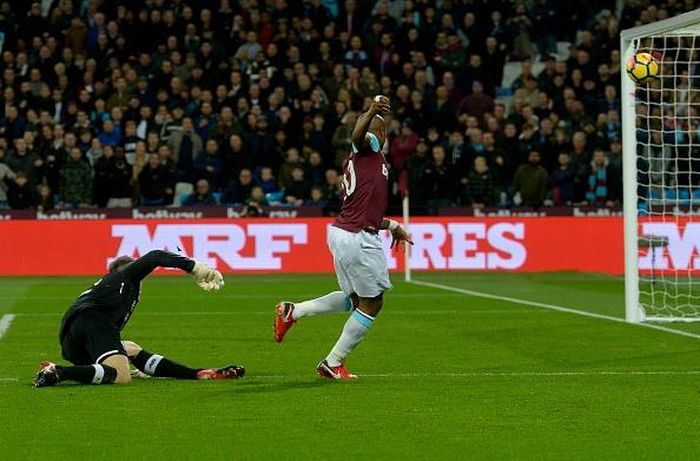 Bị đánh giá thấp hơn nhưng West Ham lại nhập cuộc chủ động và suýt chút nữa có bàn thắng mở tỷ số ở phút thứ 10 sau cú dứt điểm đưa bóng đi chạm cột của Andre Ayew.